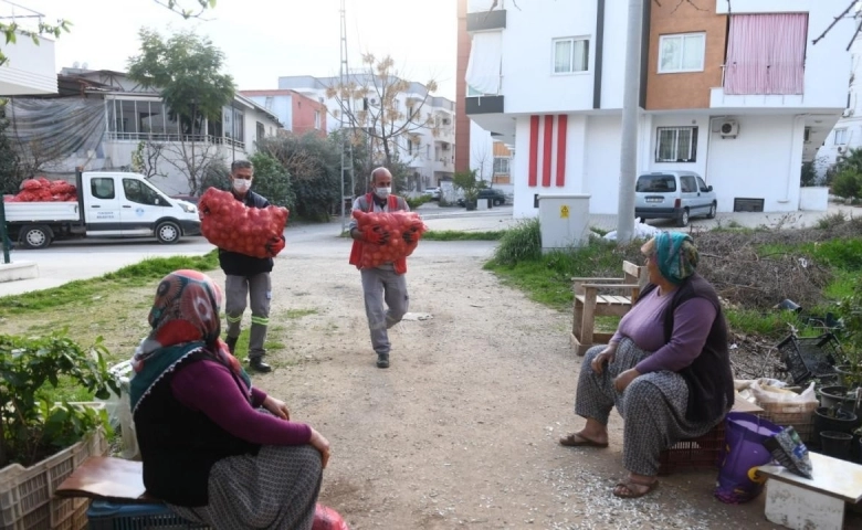 Mersin’de Yenişehir Belediyesi vatandaşa 150 ton soğan dağıttı