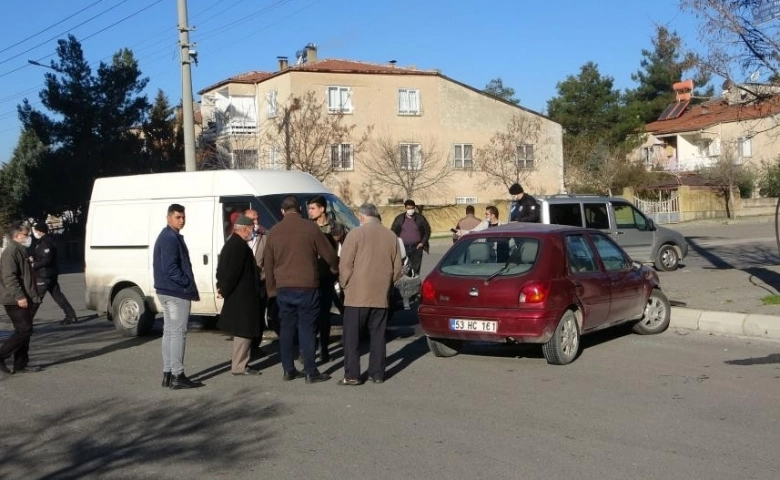 Gaziantep'te Virajı alamayan otomobil başka bir araca çarptı: 4 yaralı