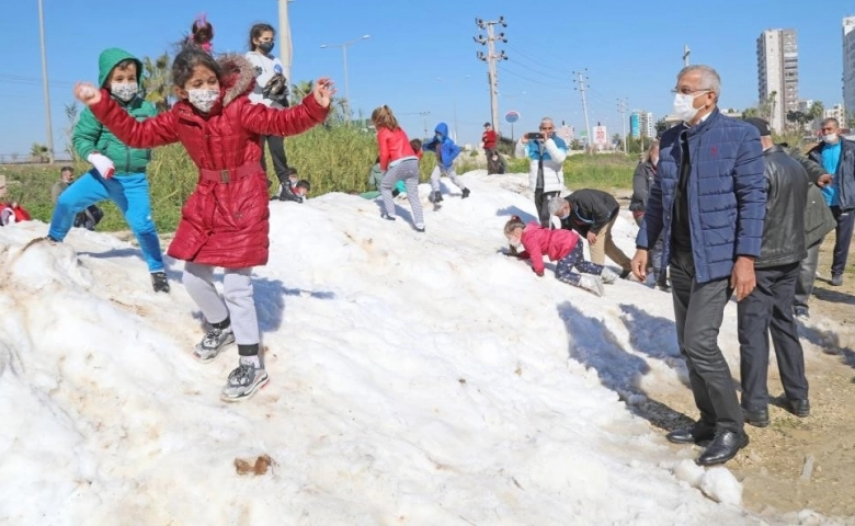 Mezitli Belediyesi kamyonlarla çocukların, ayağına kar getirdi