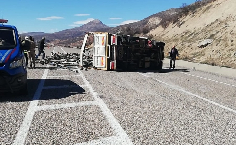 Devrilen Kamyon Adıyaman-Gölbaşı yolunu trafiğe kapattı