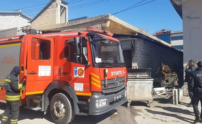 Gaziantep’te bir depoda çıkan yangın büyümeden kontrol altına alındı