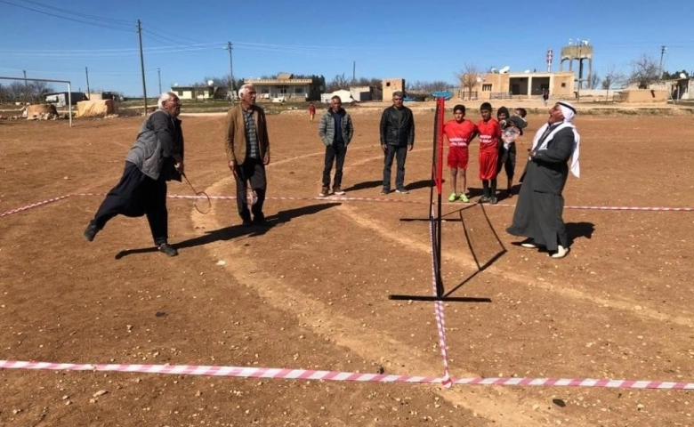 Mardin’de  şalvarlı ve fistanlı badminton maçı