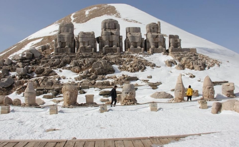 Nemrut Dağı ilk turistlerini ağırladı