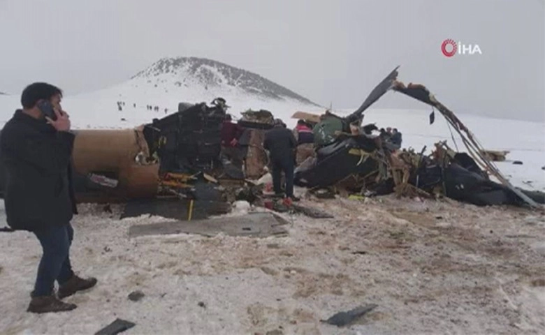 Bitlis'te askeri helikopter düştü