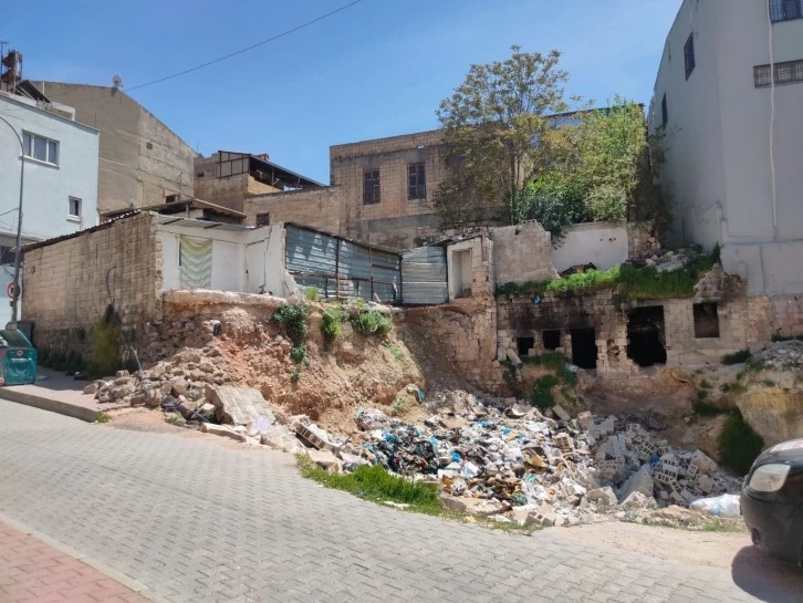 Gaziantep'te şehrin ortasında metruk binalar tehlike ve koku saçıyor