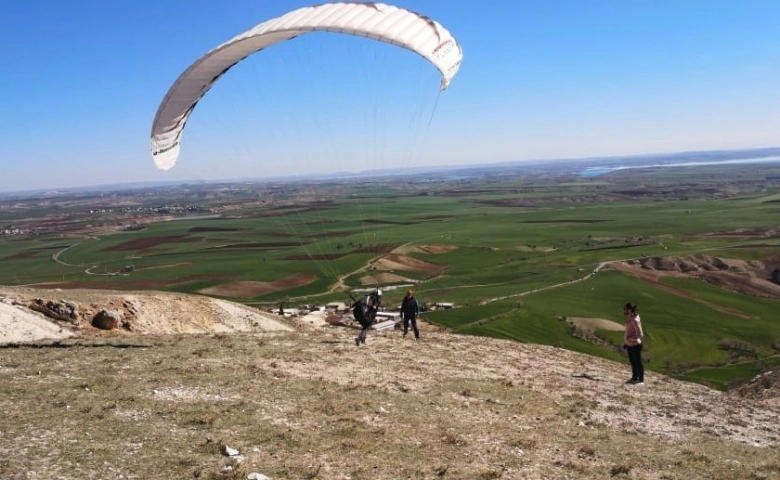 Yamaç paraşütleri Adıyaman semalarında süzüldü  