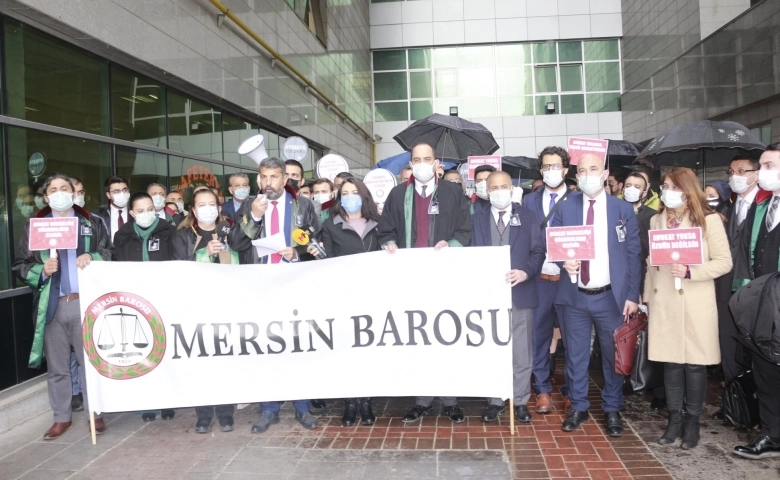 Mersin Barosu avukatlara yönelik artan şiddetti protesto etti