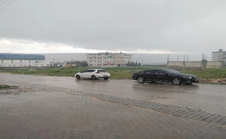 Gaziantep'in Yavuzeli ilçesinde mercimek büyüklüğünde dolu yağdı.