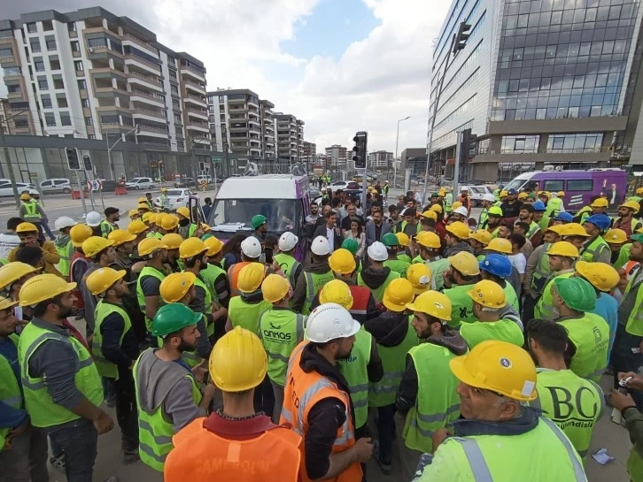 Şehir Hastanesi inşaat işçilerinden, Yeşil Sol Parti adaylarına sevgi gösterisi