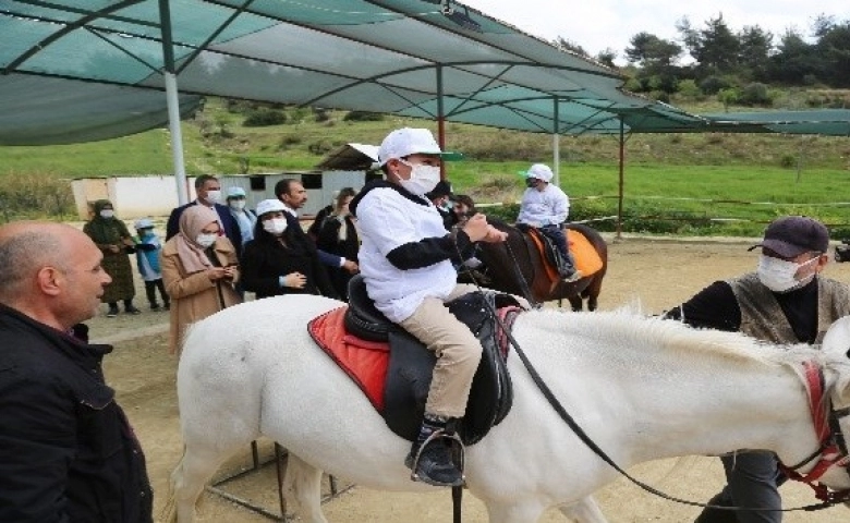 Otizmli çocuklar, ilk kez ata binmenin heyecanını yaşadı