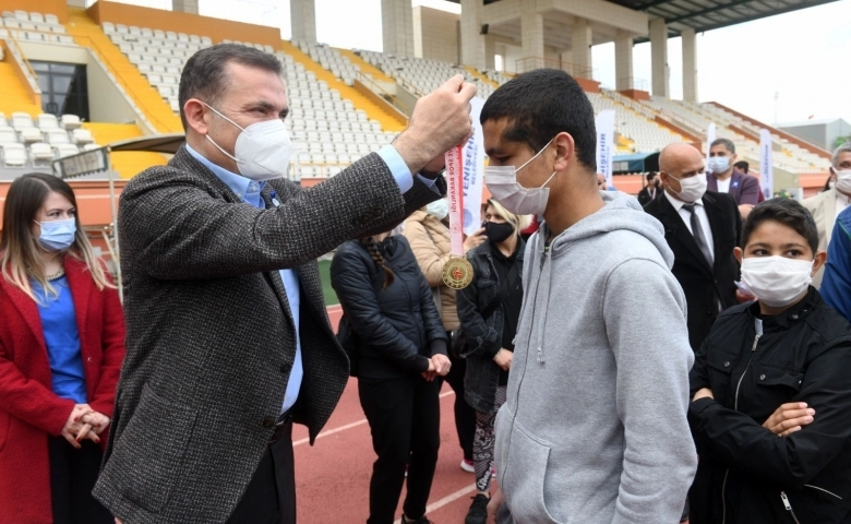 Mersin’de Yenişehir Belediyesi, 'Mavi Işık Yak Kampanyası'na destek verdi