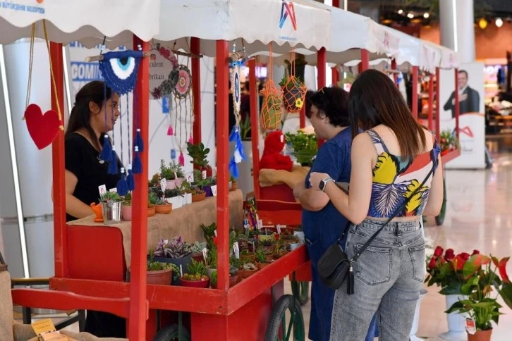 Mersin'de 'Çiçek Pazarı' bu kez Anneler Günü için açıldı