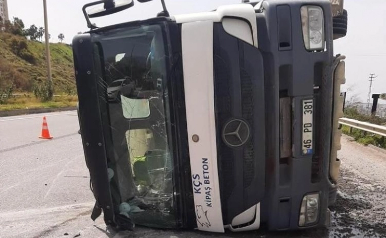 Hatay’da beton mikseri otomobile çarptı: 1 ölü