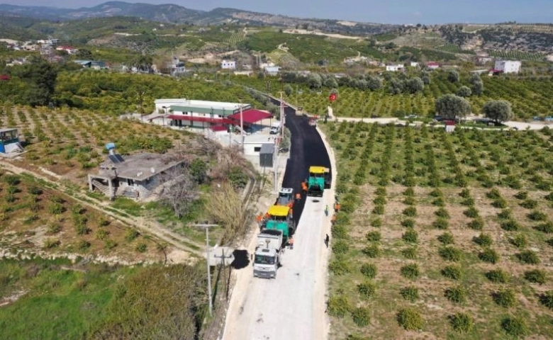 Mersin Büyükşehir Belediyesinin ilçelerdeki asfalt çalışmaları hız kesmeden sürüyor