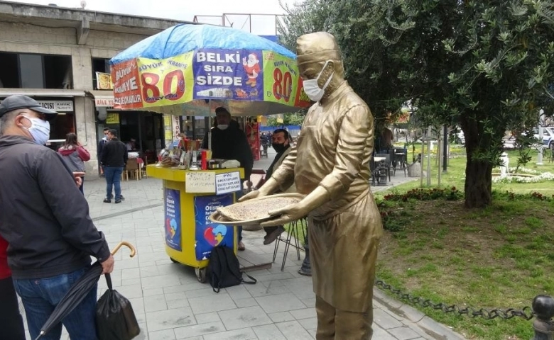 Hatay’da Tepsisi çalınan ’Künefeci Heykeli’’ yeniden yapıldı