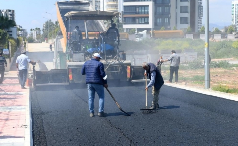 Mersin Yenişehir’de yol ve kaldırım yapım çalışmaları sürüyor