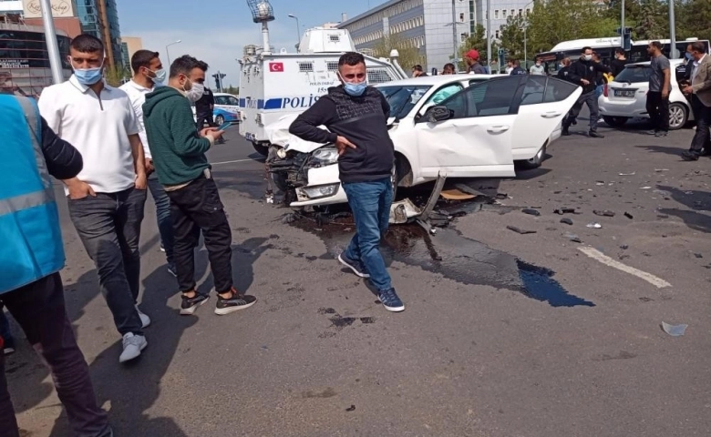 Diyarbakır’da otomobil, dönüşü yasak olan yola girdi: 5’i ağır 7 yaralı   