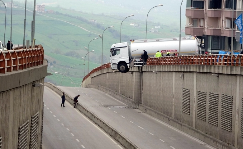 Tanker geçidin üzerinde asılı kaldı