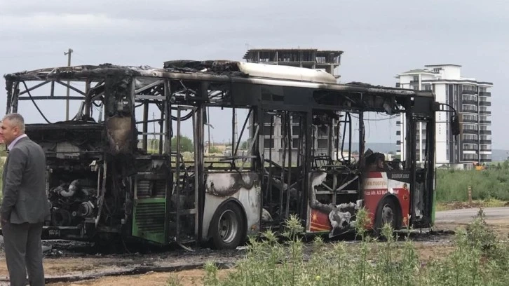 Seyir halindeki yolcu otobüsü yandı