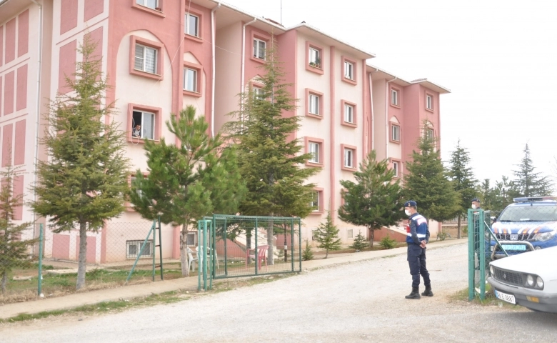 Kovid-19 olan kişi komşularıyla mantı yaptı, apartman karantinaya alındı