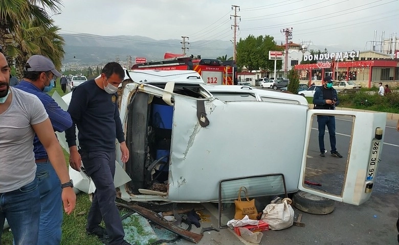 Aydınlatma direğine çarpan otomobildeki 2 kişi yaralandı  