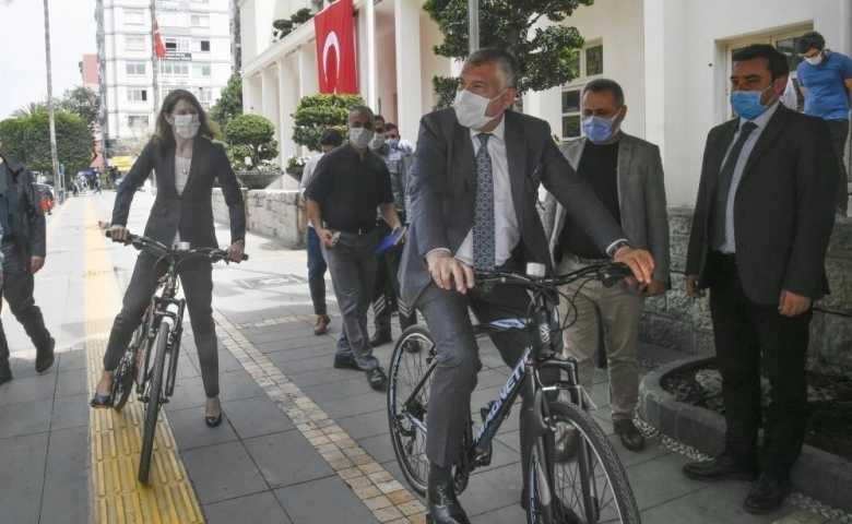 Adana'da başkan Karalar ve Hollandalı Büyükelçi  pedal çevirdi