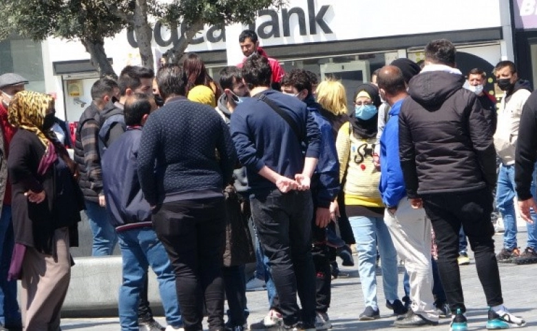 Taksim'de turistler ile satıcılar arasında tekmeli yumruklu kavga