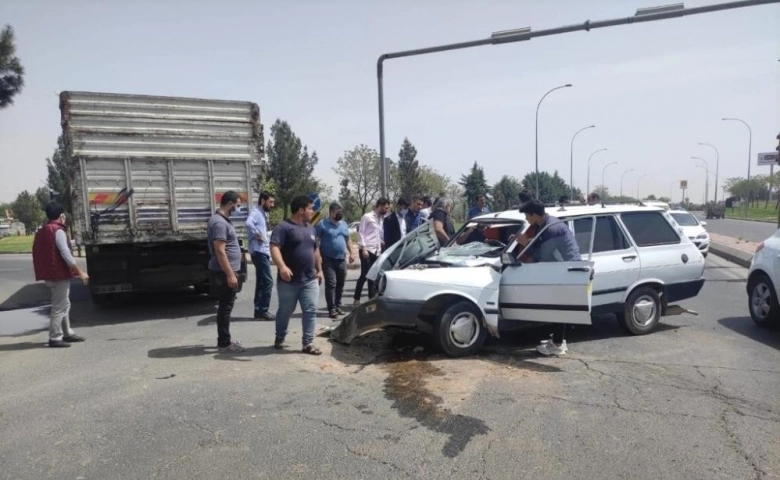 Şanlıurfa’da kamyonla otomobil çarpıştı: 3 yaralı