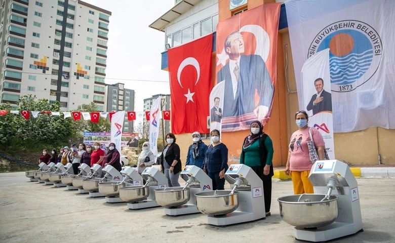 Büyükşehir Belediyesinden Tarsuslu kadınlara 25 hamur yoğurma makinesi 