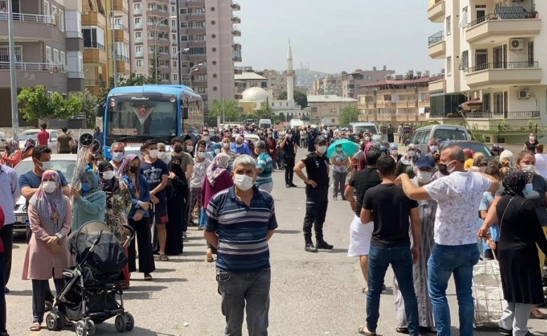 Hatay'da pazarcı esnafı 20 ton sebzeyi ücretsiz dağıttı