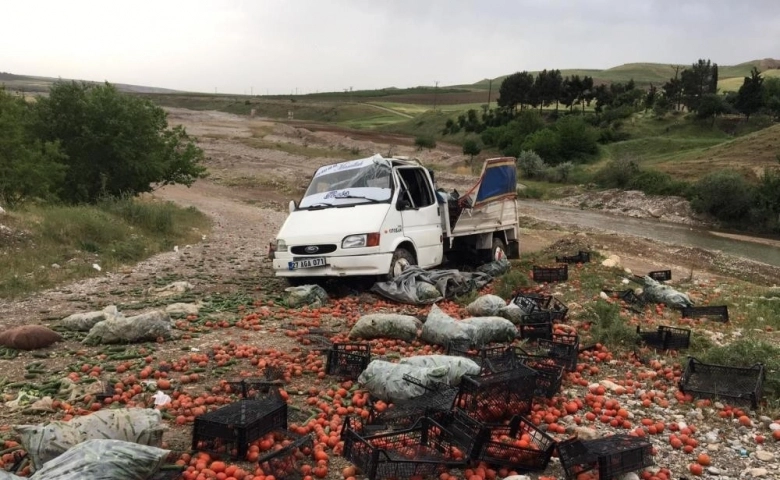 Kahta’da sebze yüklü kamyonet takla attı: 2 yaralı