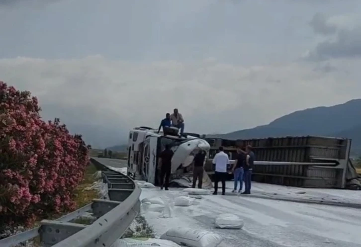 Gübre yüklü tır devrildi