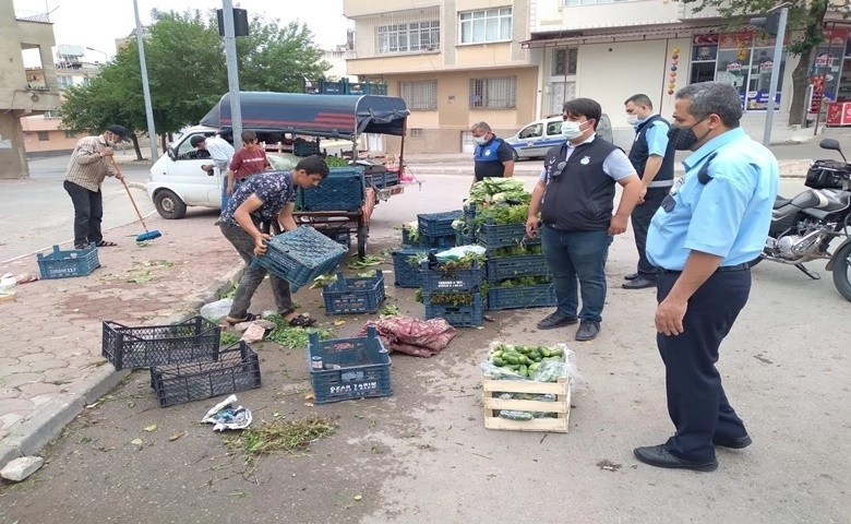 Kilis'te sokağa çıkan seyyar satıcılar uyarıldı