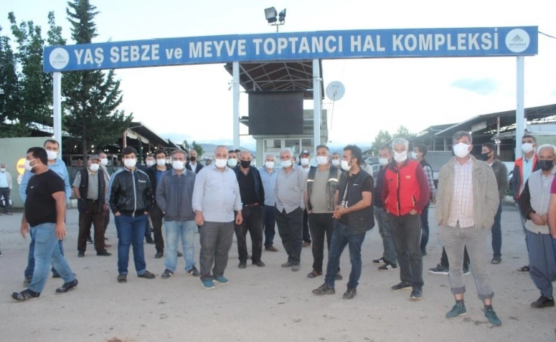 Adıyaman'da Pazarcılar, hal pazarı önünde eylem yaptı