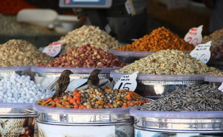 Şanlıurfa'da Bayram tezgahları kuşlara kaldı