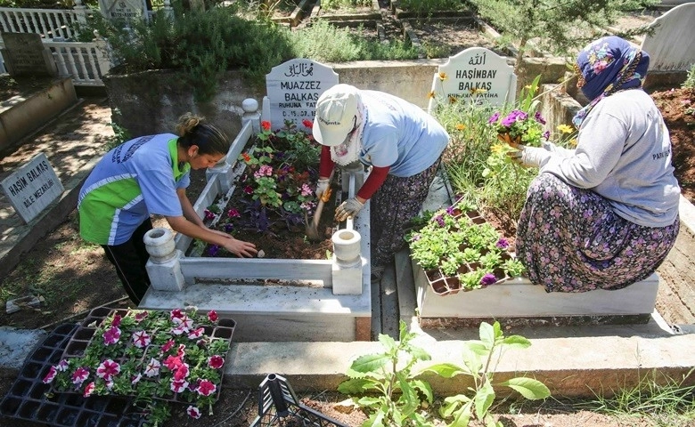 Annelerin mezarlarına çiçek dikildi  