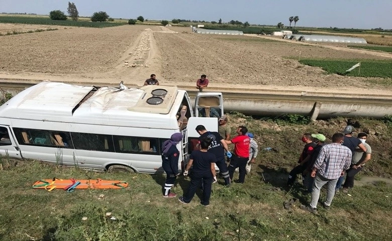 Tarım işçilerini taşıyan minibüs şarampole devrildi: 7 yaralı  