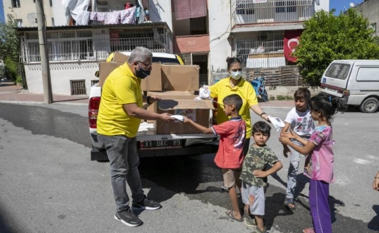 Mersin’de çocuklar evde, Büyükşehir’le bayram hediyeleri kapıda