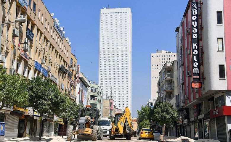 Mersin'in en işlek caddelerinde yenileme çalışması yapılıyor