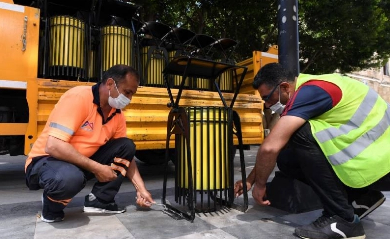 Mersin Büyükşehrin yenilikleri sürüyor,  şehirdeki kaldırımlarda çöp kovaları da yenileniyor