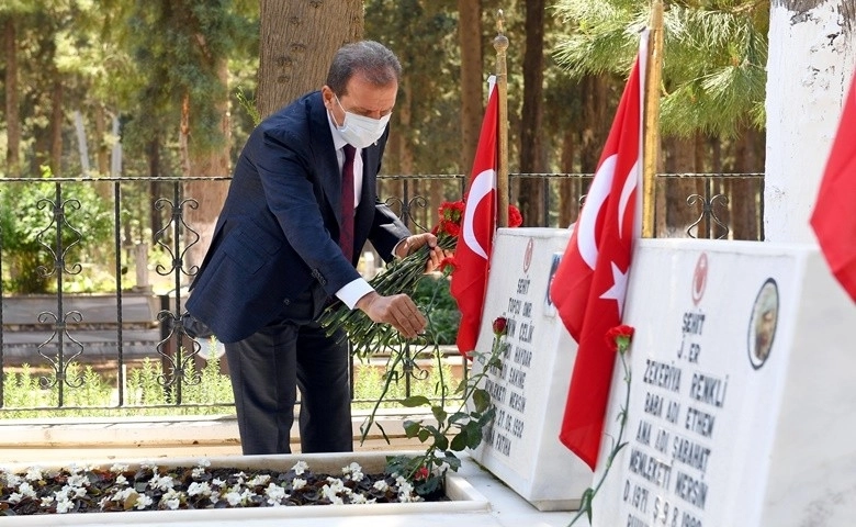 Başkan Seçer bayramın birinci gününde şehitliği ziyaret etti 