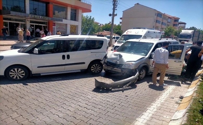 Hafif ticari araçlar çarpıştı: 2 Yaralı  