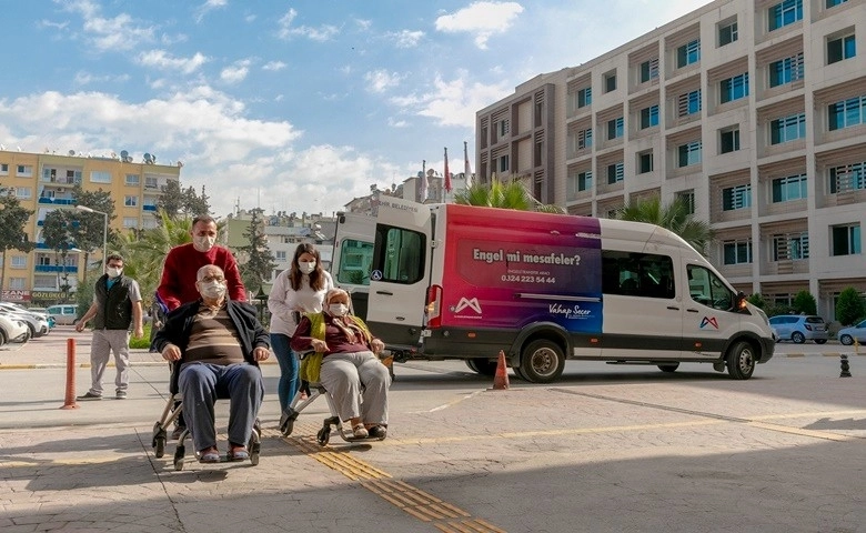 Mersin'de yaşlı çiftin bakımını belediye ekipleri üstlendi  