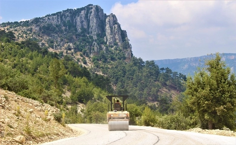 Erdemli’de 12 mahallenin 40 yıllık yol hasreti sona erdi