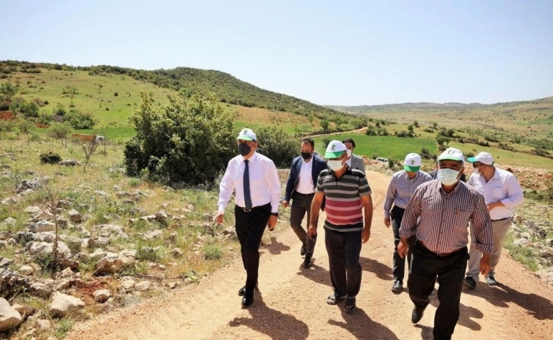 Şehitkamil Belediyesi'nin arazi yolu mıcırlama çalışması sürüyor