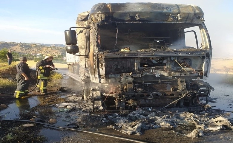 Adıyaman’da yanan tır alev topuna döndü