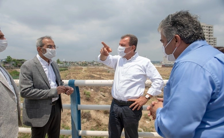 Seçer, otobüsle Tarsus'taki yol çalışmalarını inceledi  