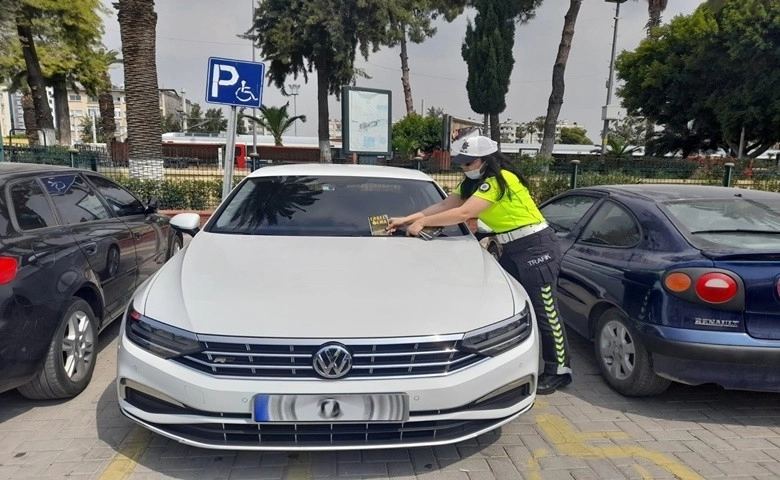 Engelli park yerlerine araç koyanlara ceza kesiliyor