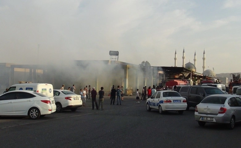 Şanlıurfa hal pazarında korkutan yangın   tonlarca ürün zarar gördü