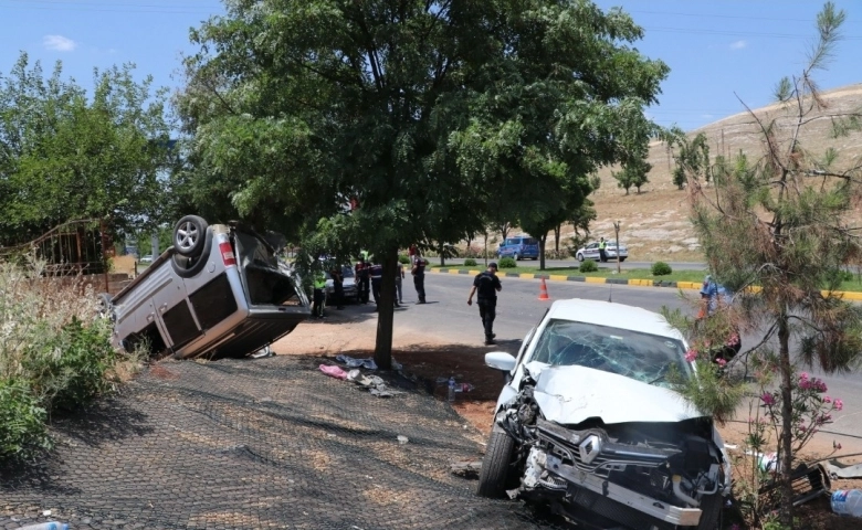 Gaziantep'te Otomobil ile hafif ticari araç çarpıştı